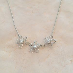 Cute flower necklace